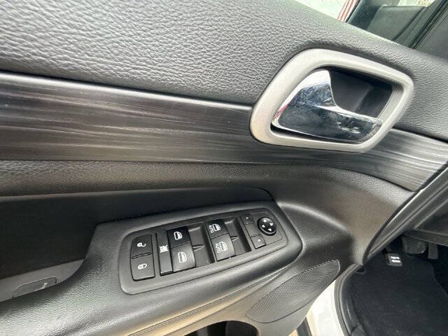 Used 2021 Jeep Grand Cherokee Laredo AWD/4WD image 24