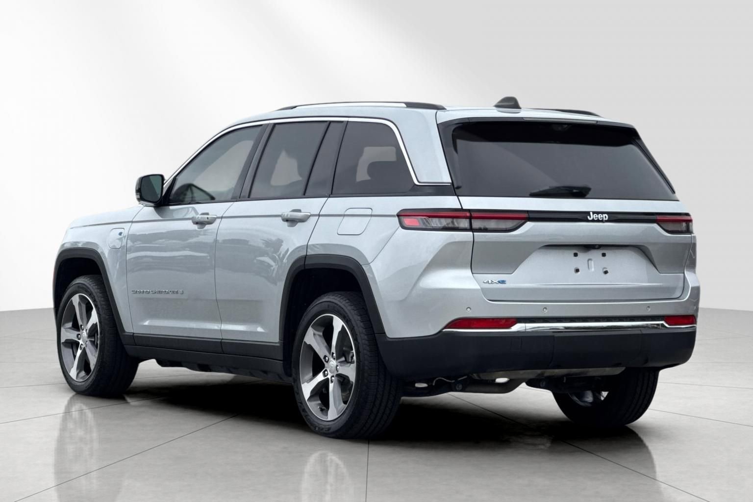 Used 2023 Jeep Grand Cherokee 4WD 4xe w/ Luxury Tech Group II image 6
