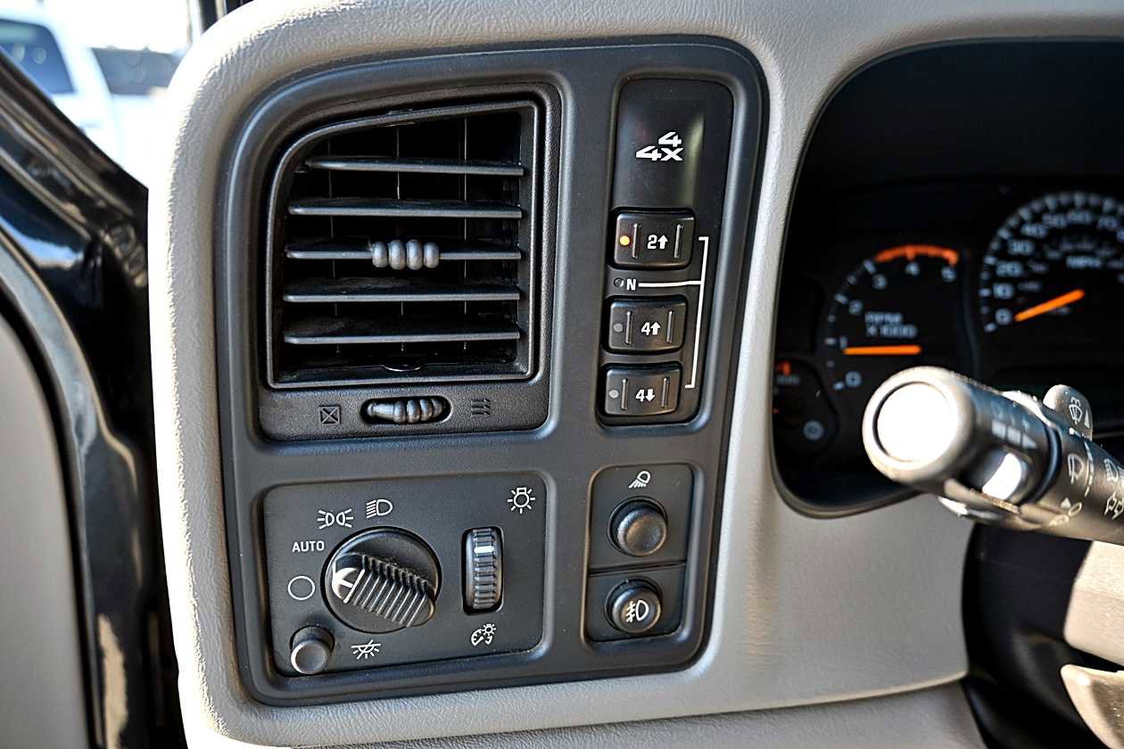 Used 2004 Chevrolet Silverado 2500 LT w/ Skid Plate Package image 21