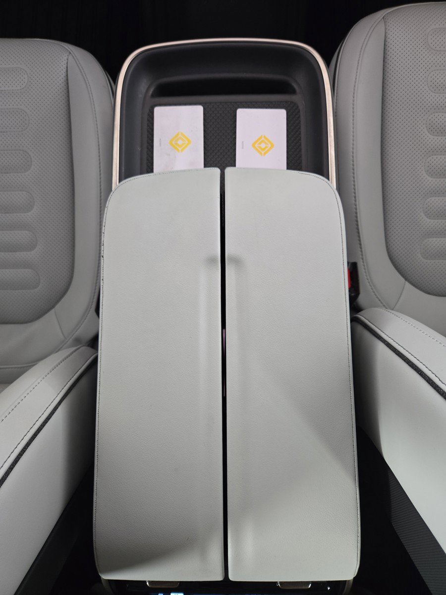Used 2024 Rivian R1S Adventure AWD/4WD image 28