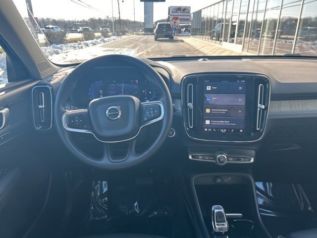 Certified 2025 Volvo XC40 B5 Plus AWD/4WD image 18