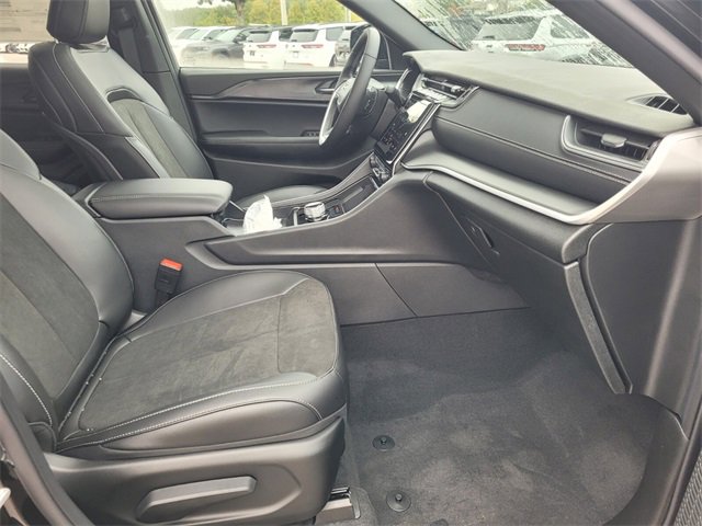 New 2025 Jeep Grand Cherokee Altitude image 15