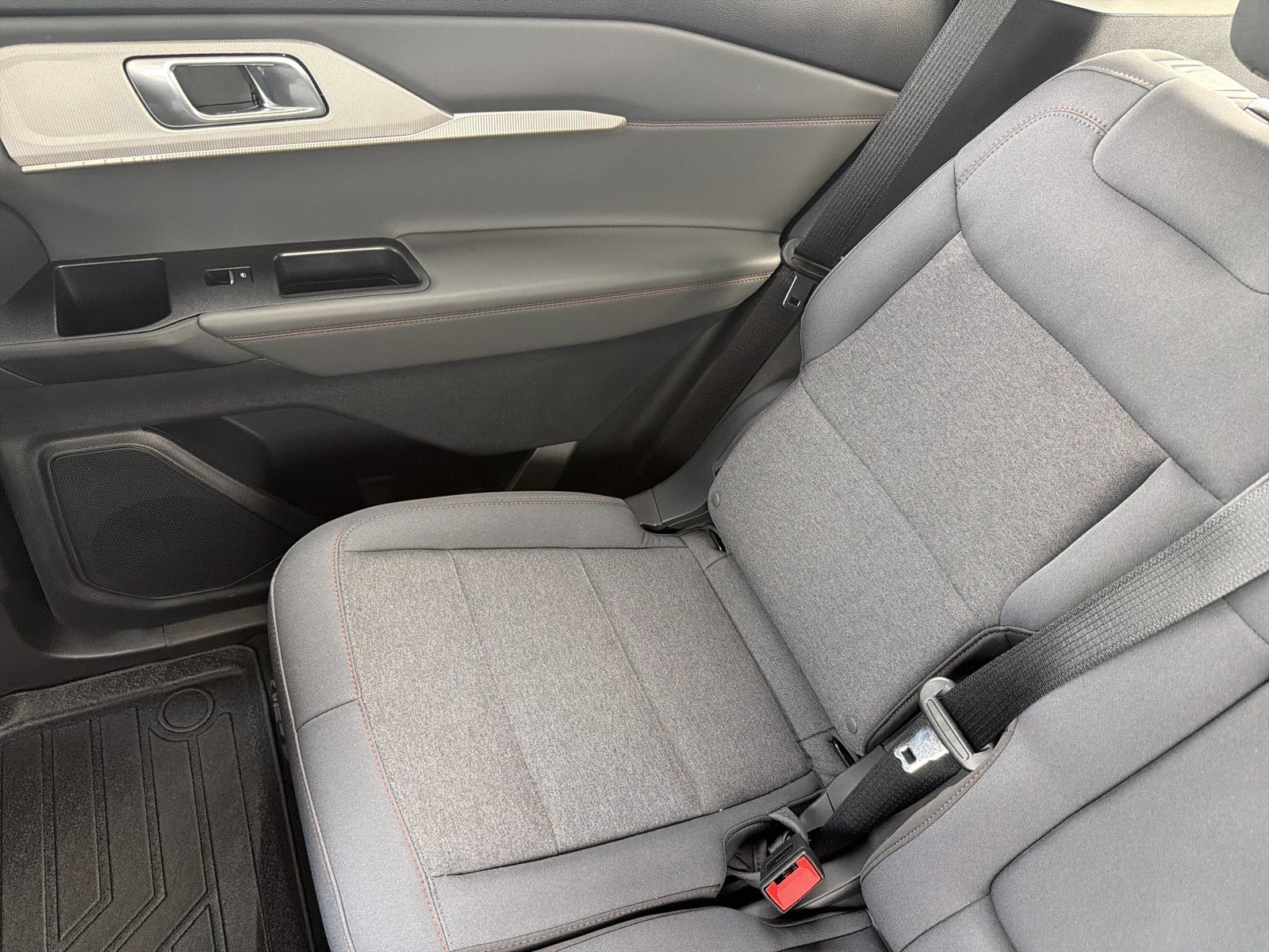 Used 2025 Ford Explorer Active AWD/4WD image 13