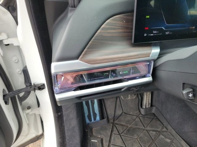 Used 2023 BMW 740i w/ Parking Assistance Package image 11