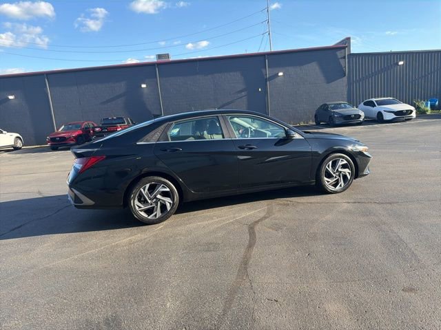 Used 2025 Hyundai Elantra SEL FWD image 5