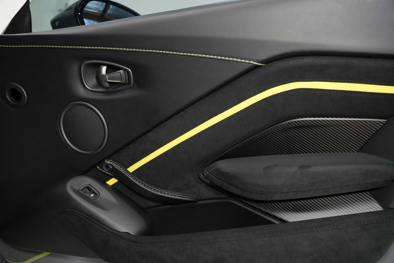 Used 2020 Aston Martin V8 Vantage AMR RWD image 40