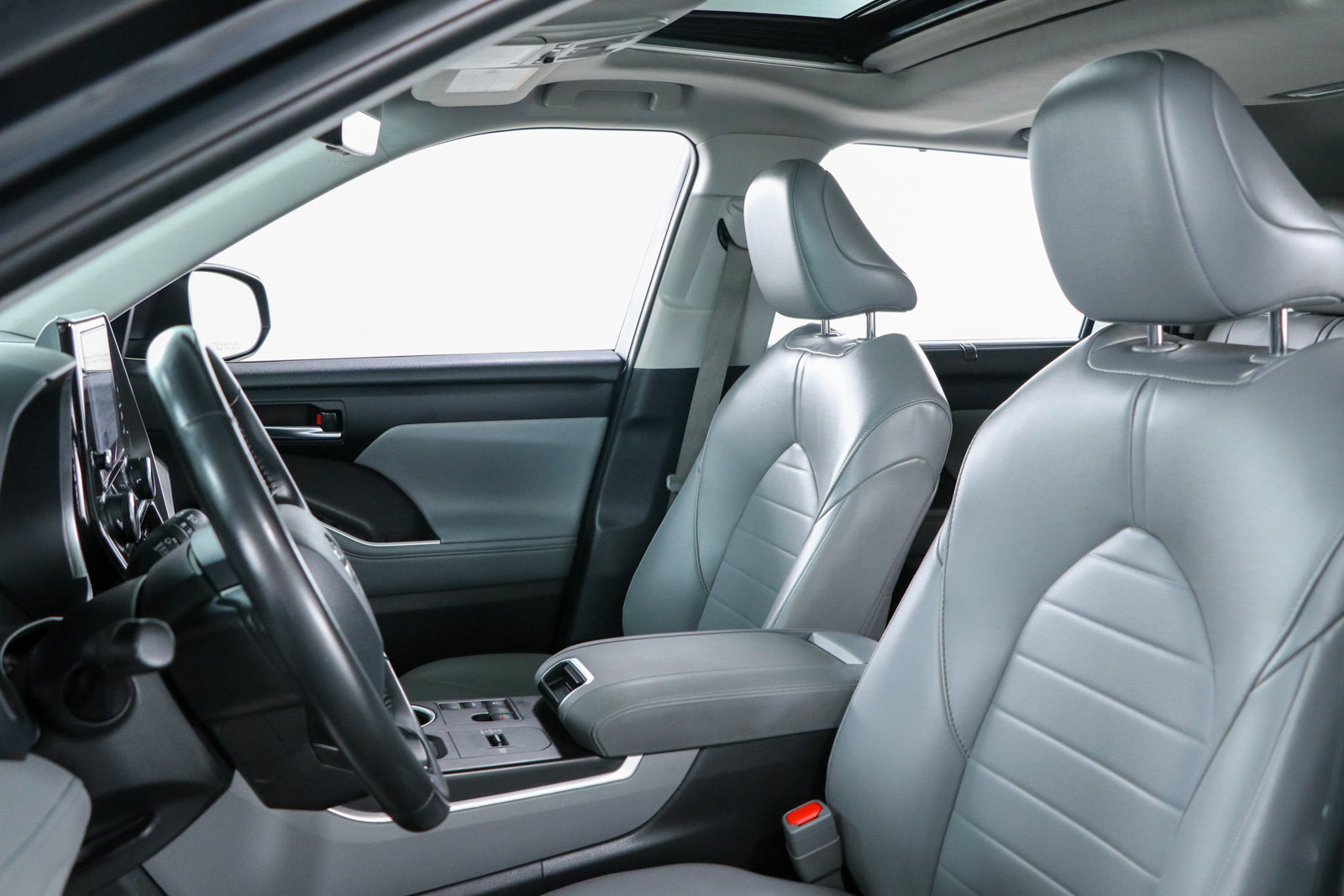 Used 2024 Toyota Highlander XLE FWD image 24