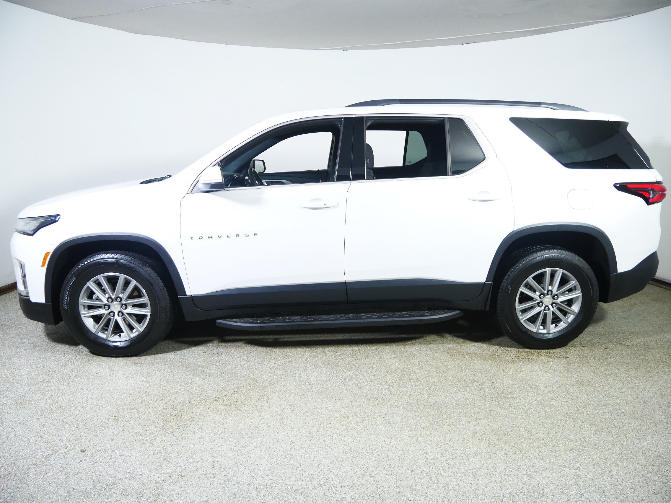 Used 2023 Chevrolet Traverse LT FWD image 4