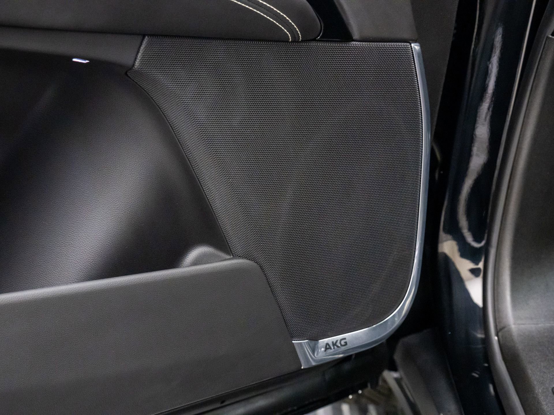 Certified 2025 Cadillac Escalade V w/ LPO, ONYX Package image 17