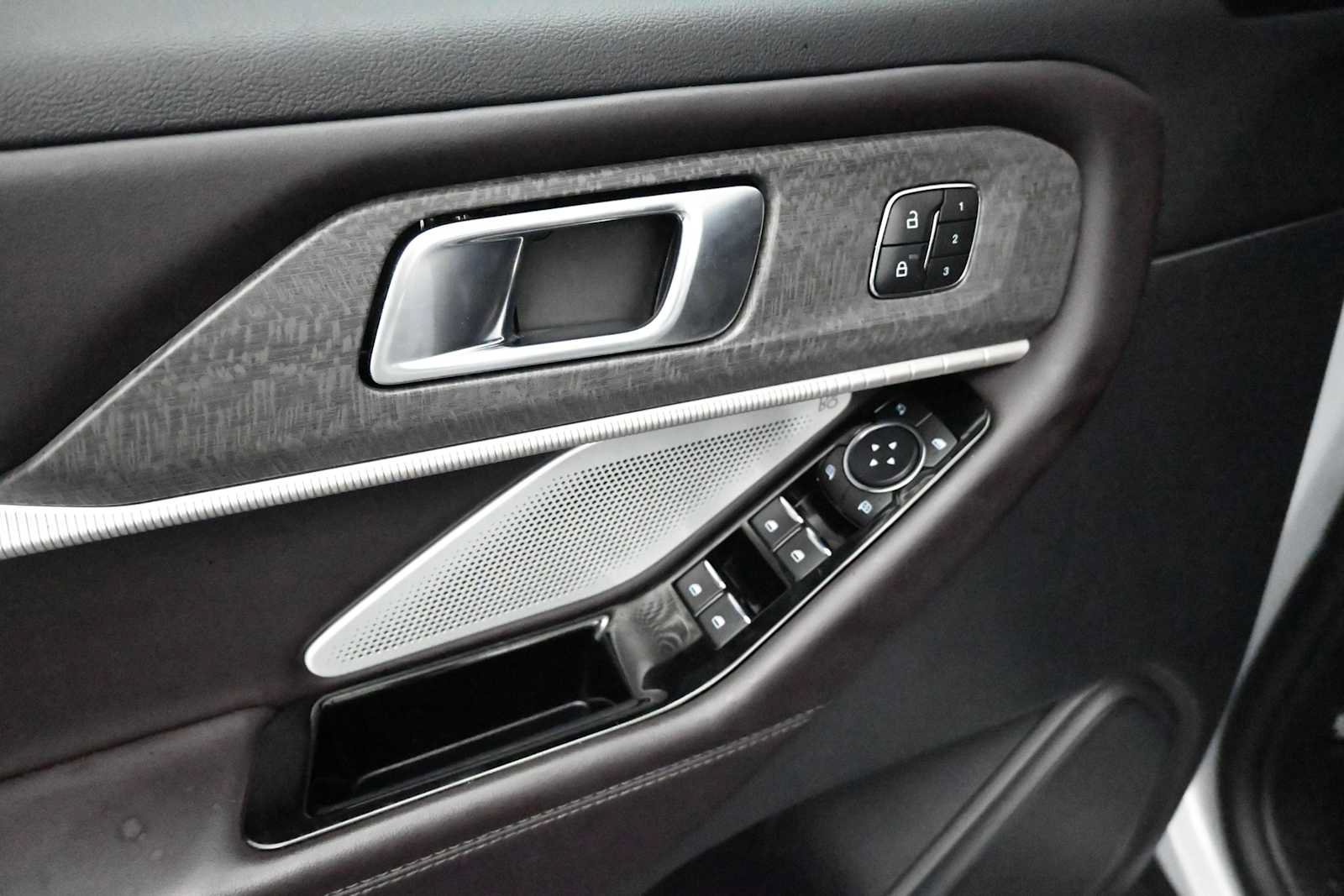 Used 2025 Ford Explorer Platinum RWD image 10