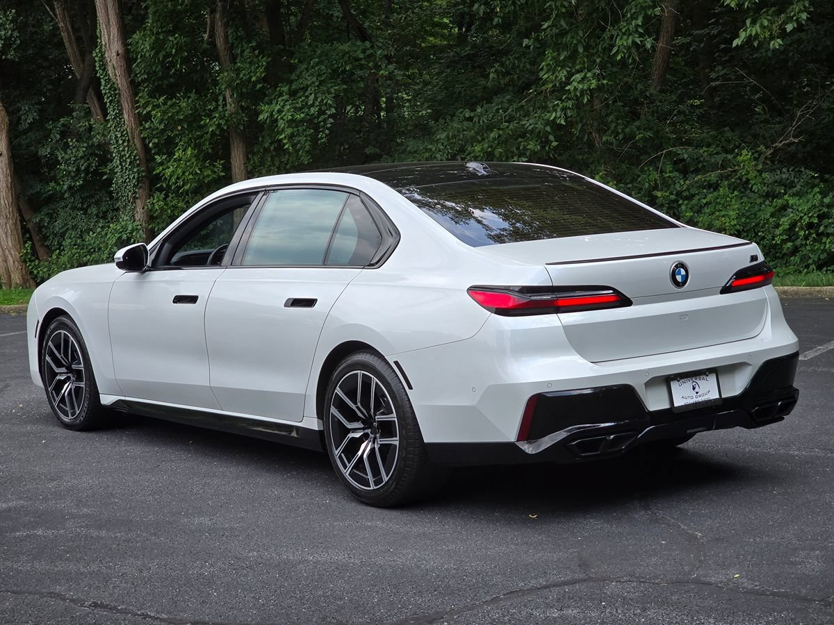 Used 2023 BMW 760i xDrive w/ Parking Assistance Package AWD/4WD image 4