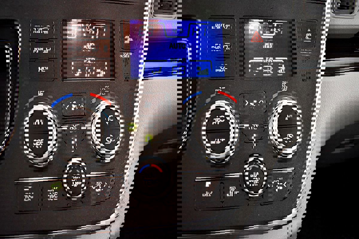 Used 2015 Toyota Sienna XLE image 27