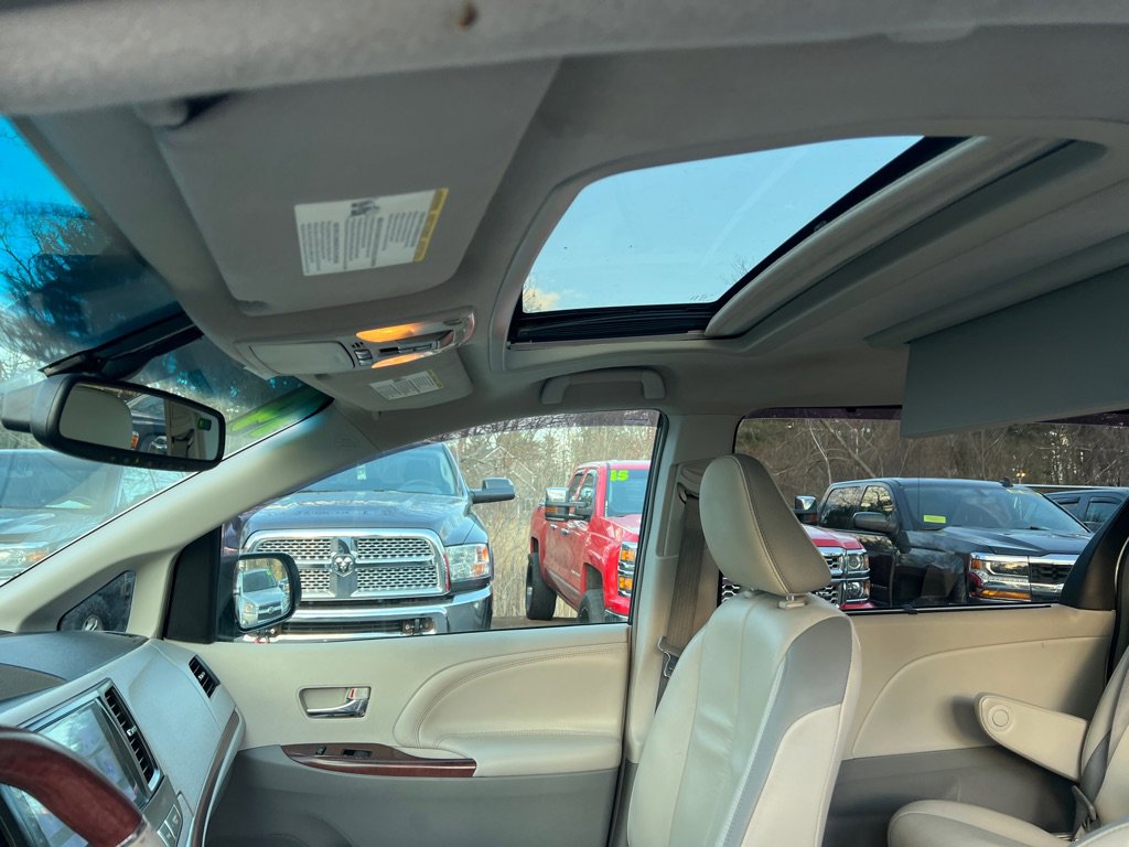 Used 2014 Toyota Sienna Limited w/ Limited Premium Package image 30