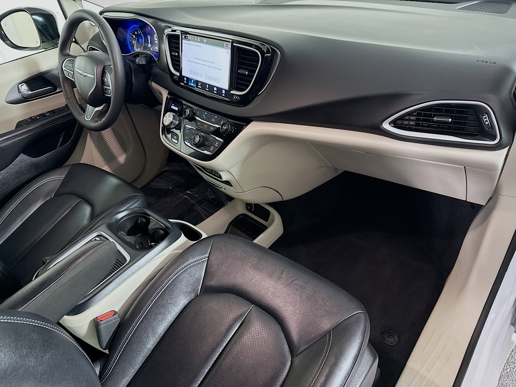 Used 2024 Chrysler Pacifica Touring-L FWD image 28