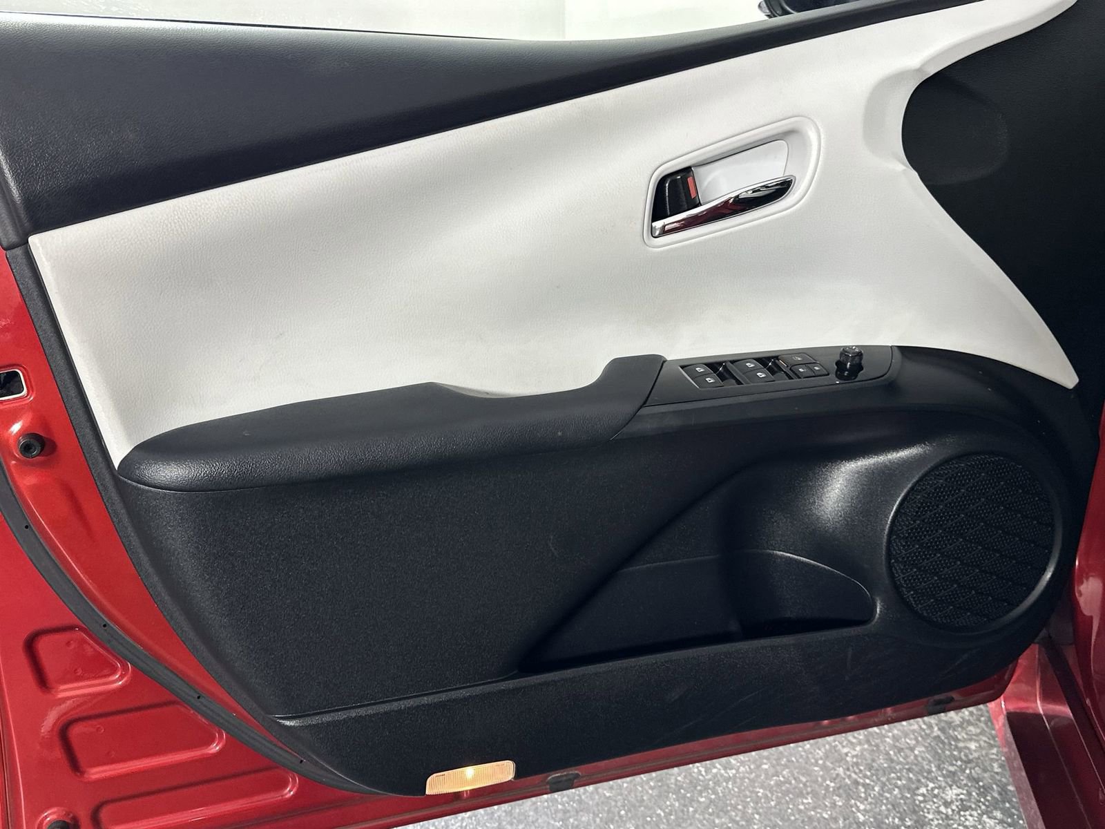 Used 2018 Toyota Prius Prime Advanced w/ Carpet Mat Package image 28