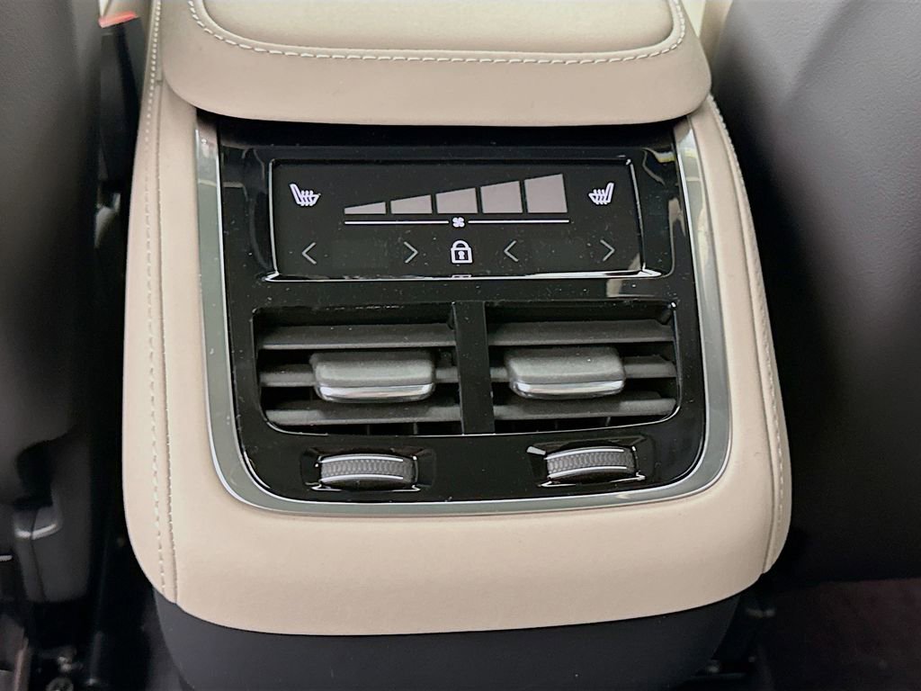 New 2026 Volvo XC90 B6 Plus w/ Protection Package Premier image 25