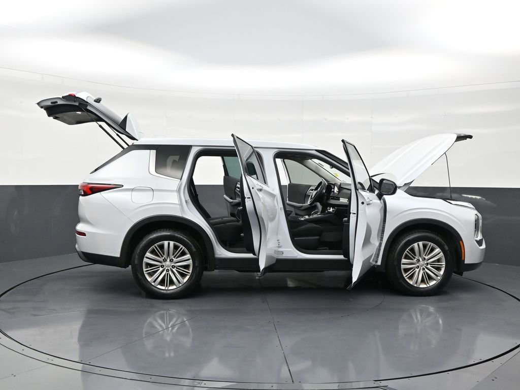 Used 2022 Mitsubishi Outlander ES image 29