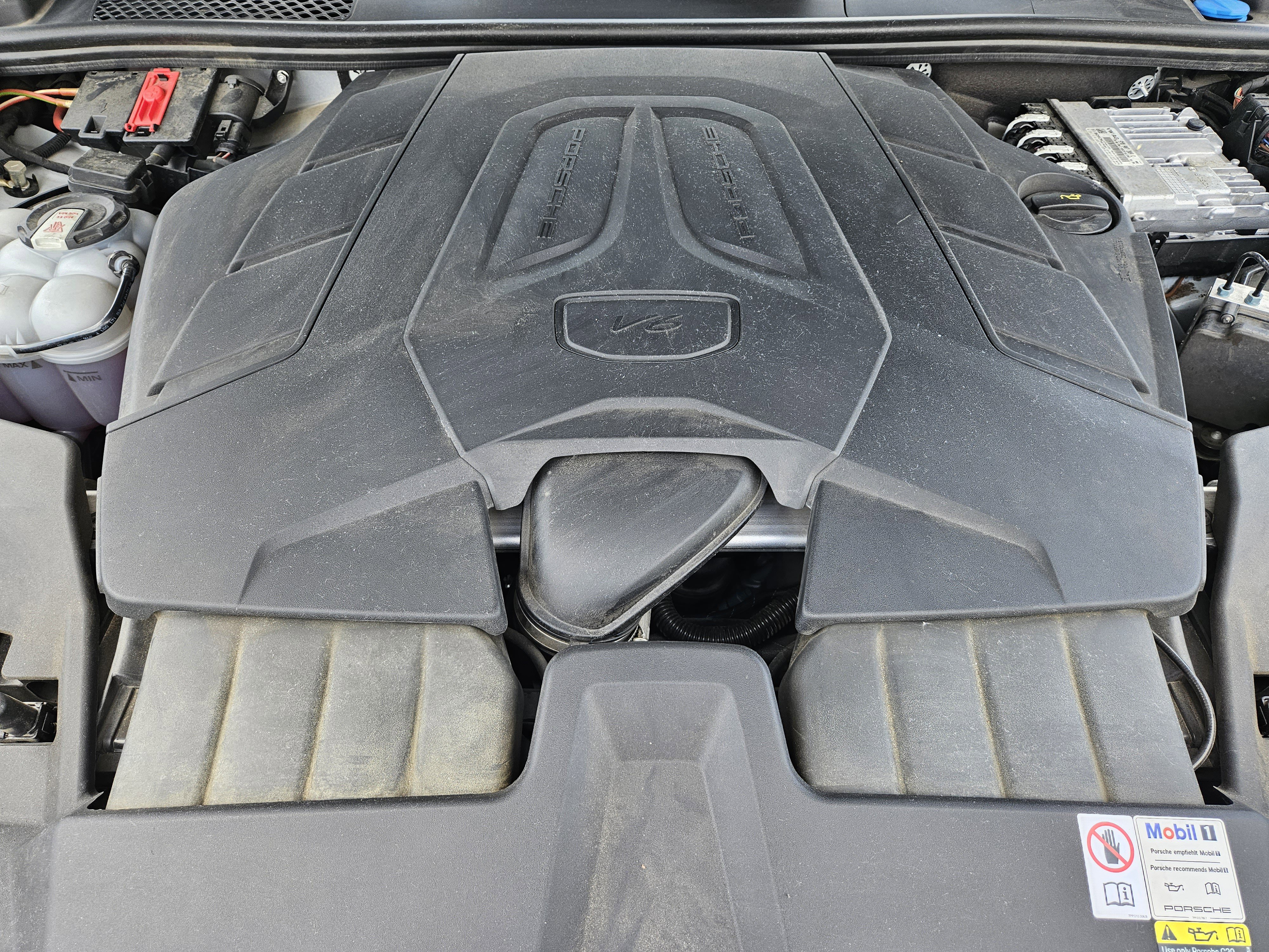 Certified 2024 Porsche Cayenne AWD/4WD image 30
