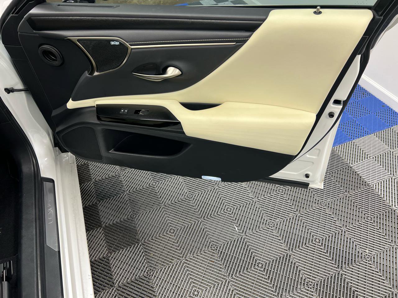 Used 2022 Lexus ES 350 Ultra Luxury w/ Accessory Package 2 image 15