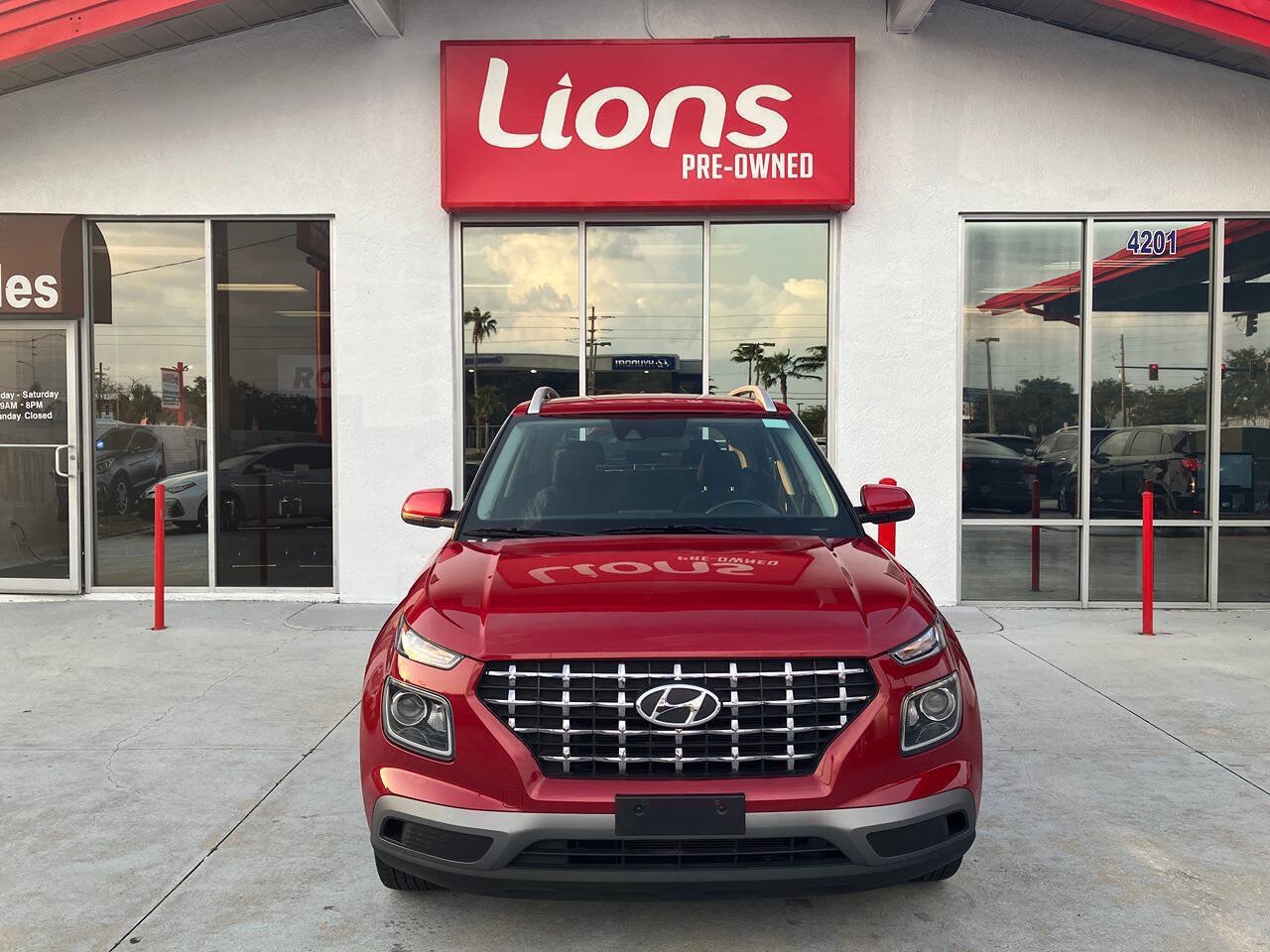 Used 2021 Hyundai Venue SEL FWD image 1