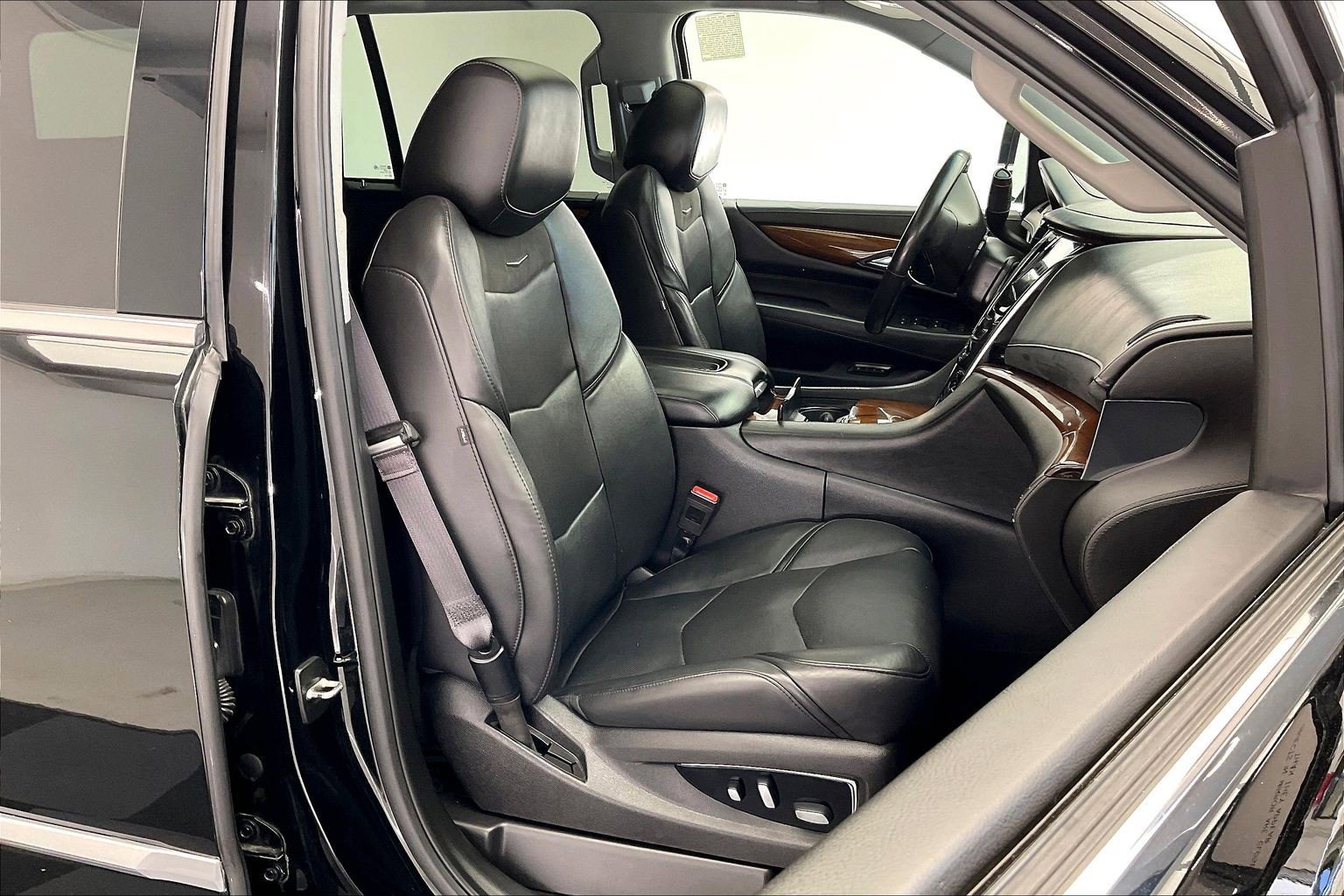 Used 2017 Cadillac Escalade Luxury AWD/4WD image 6
