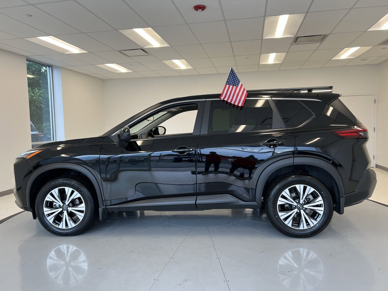 Used 2023 Nissan Rogue SV image 4