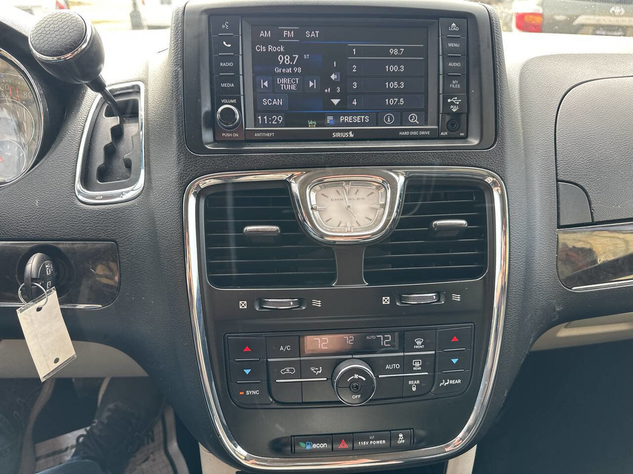 Used 2016 Chrysler Town & Country Touring image 19