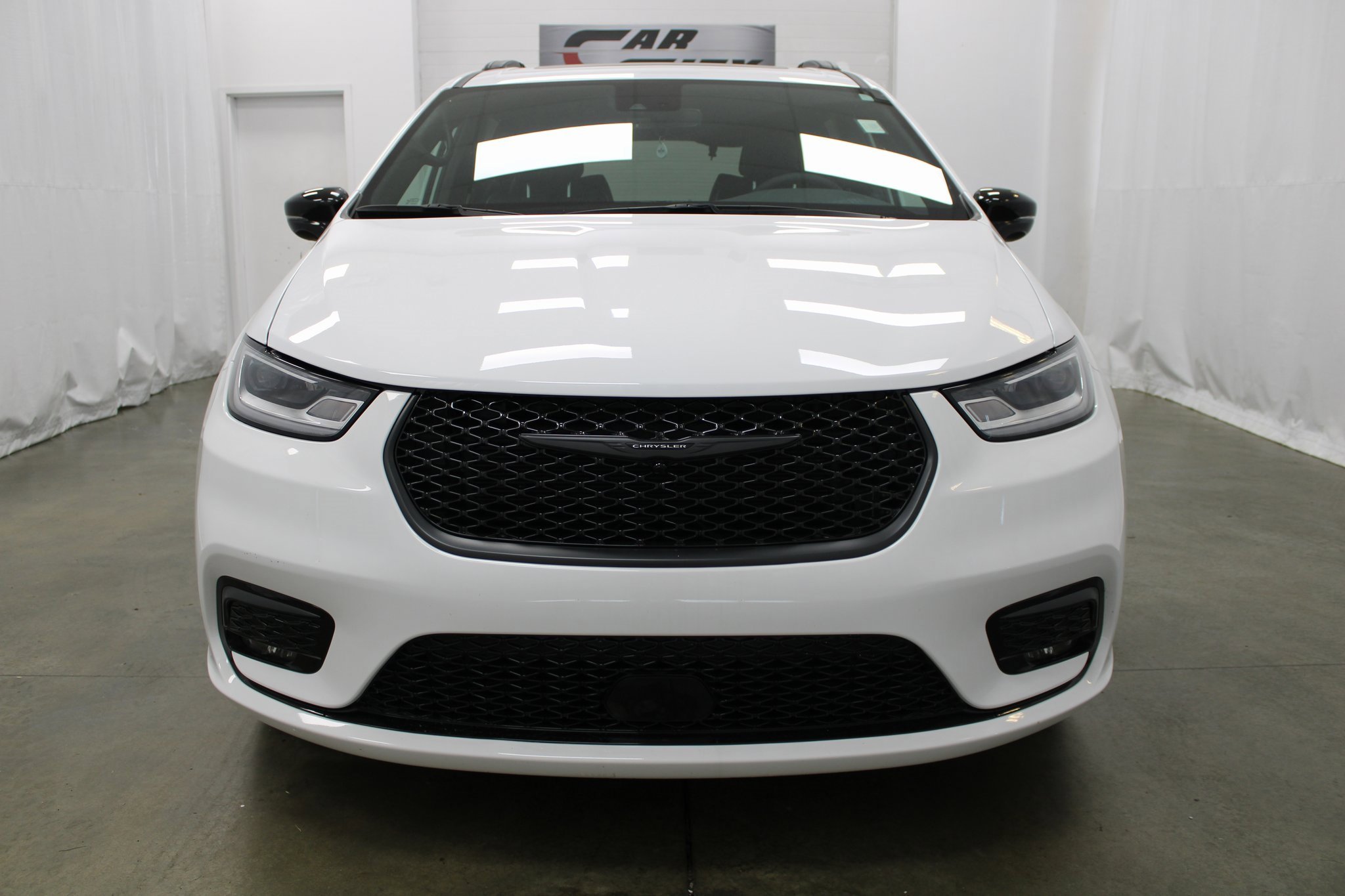 Used 2025 Chrysler Pacifica Limited image 2