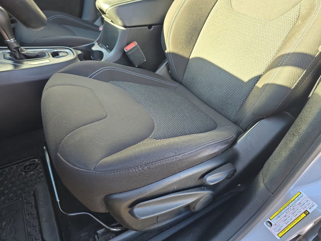 Used 2019 Jeep Cherokee Latitude w/ Cold Weather Group image 12