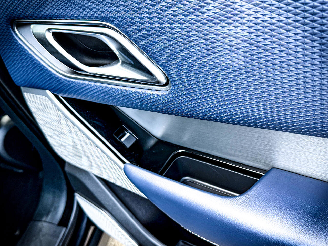 Used 2018 Land Rover Range Rover Velar R-Dynamic SE image 37