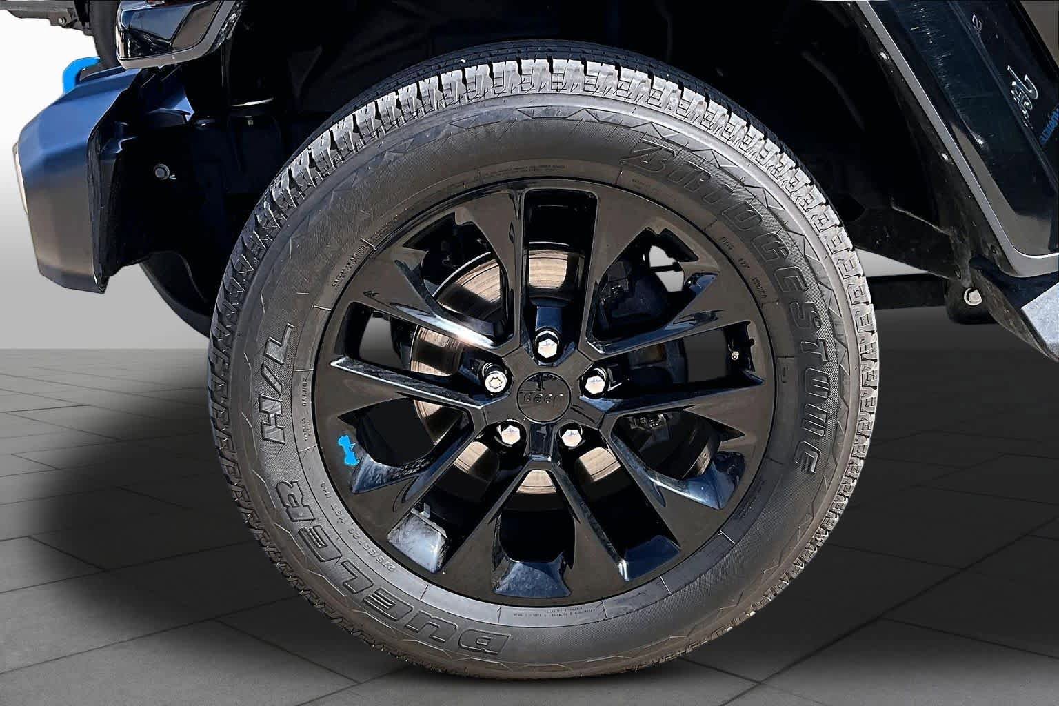 Used 2023 Jeep Wrangler Unlimited Sahara AWD/4WD image 12