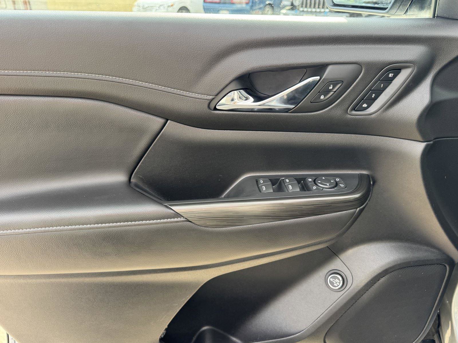 Used 2023 GMC Acadia SLT w/ Elevation Edition image 17