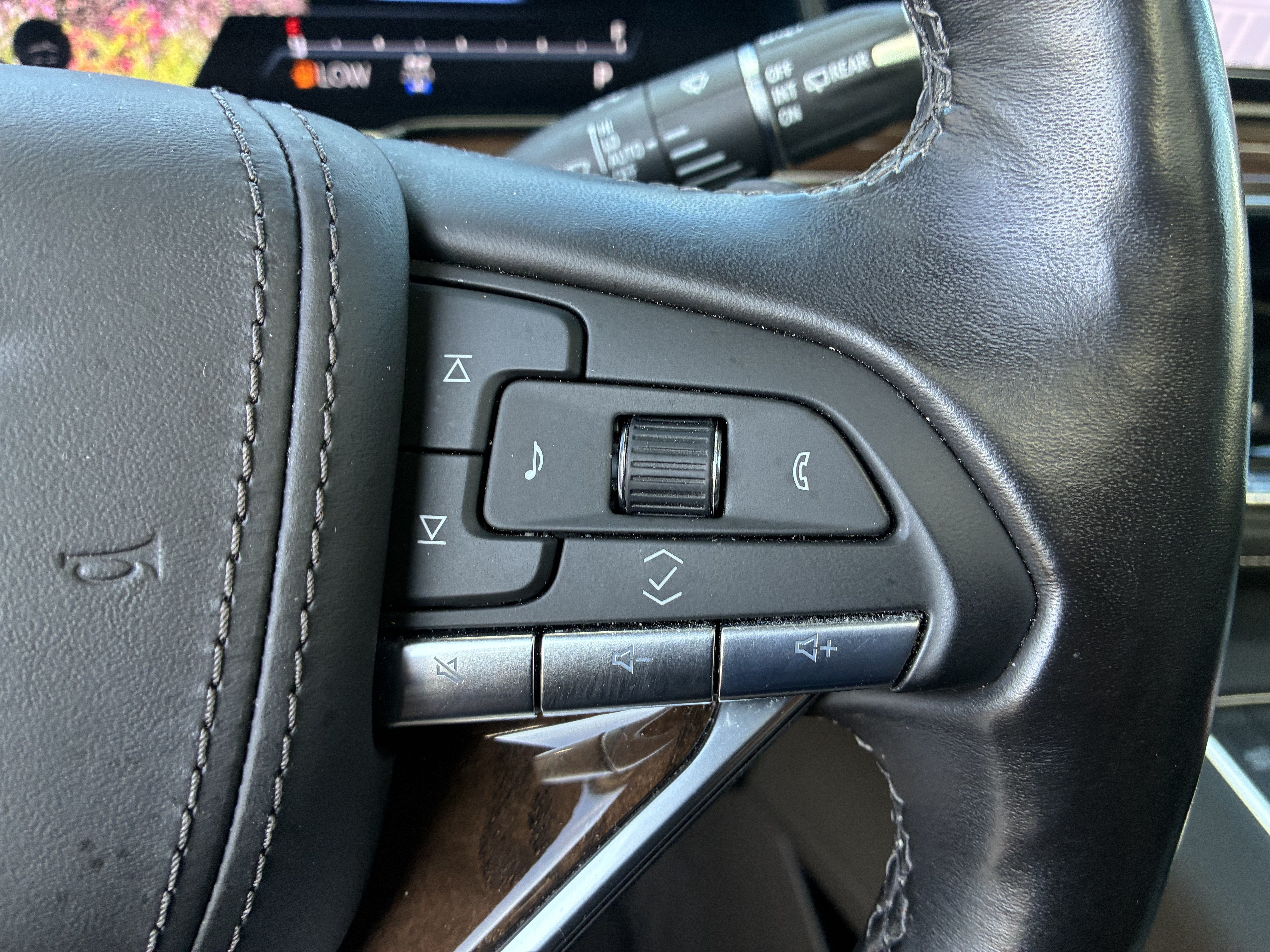 Used 2024 Cadillac Escalade Sport Platinum w/ LPO, ONYX Package AWD/4WD image 32