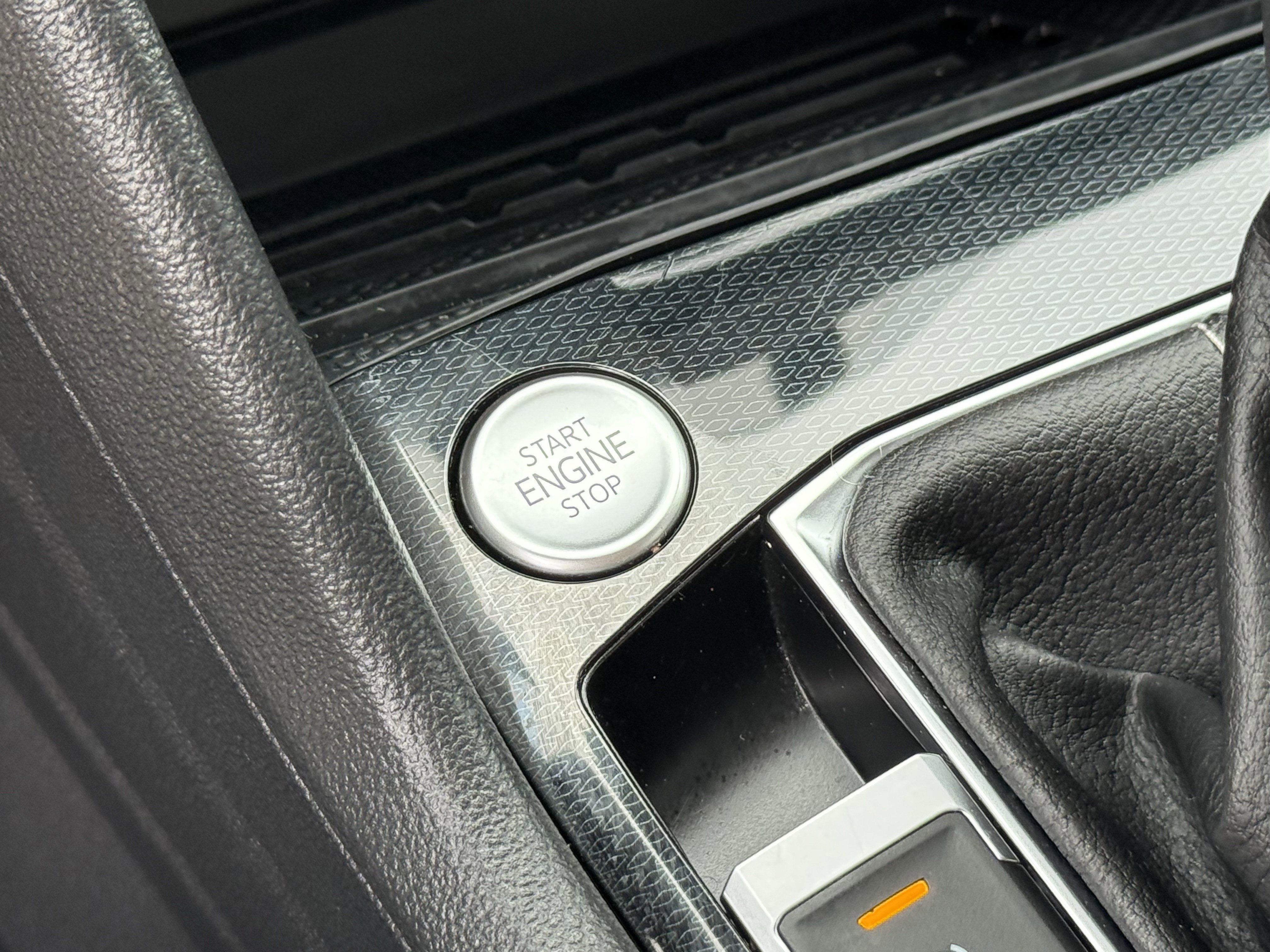 Used 2025 Volkswagen Taos SE image 23