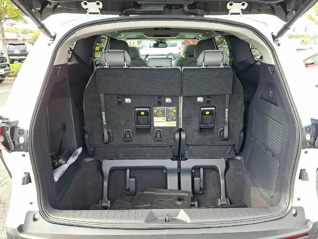 Used 2026 Toyota Sienna XLE FWD image 34