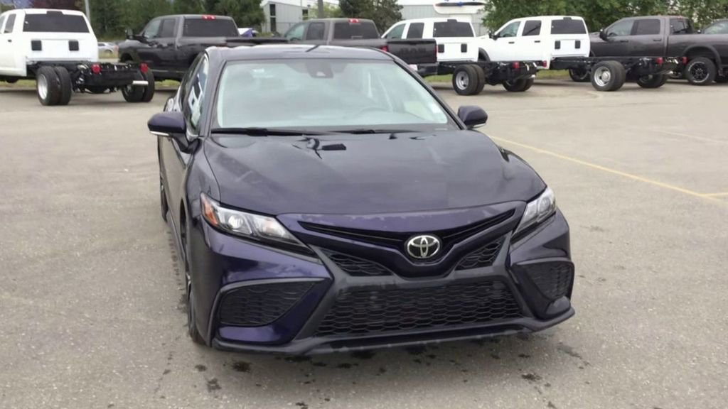 Used 2022 Toyota Camry SE image 3