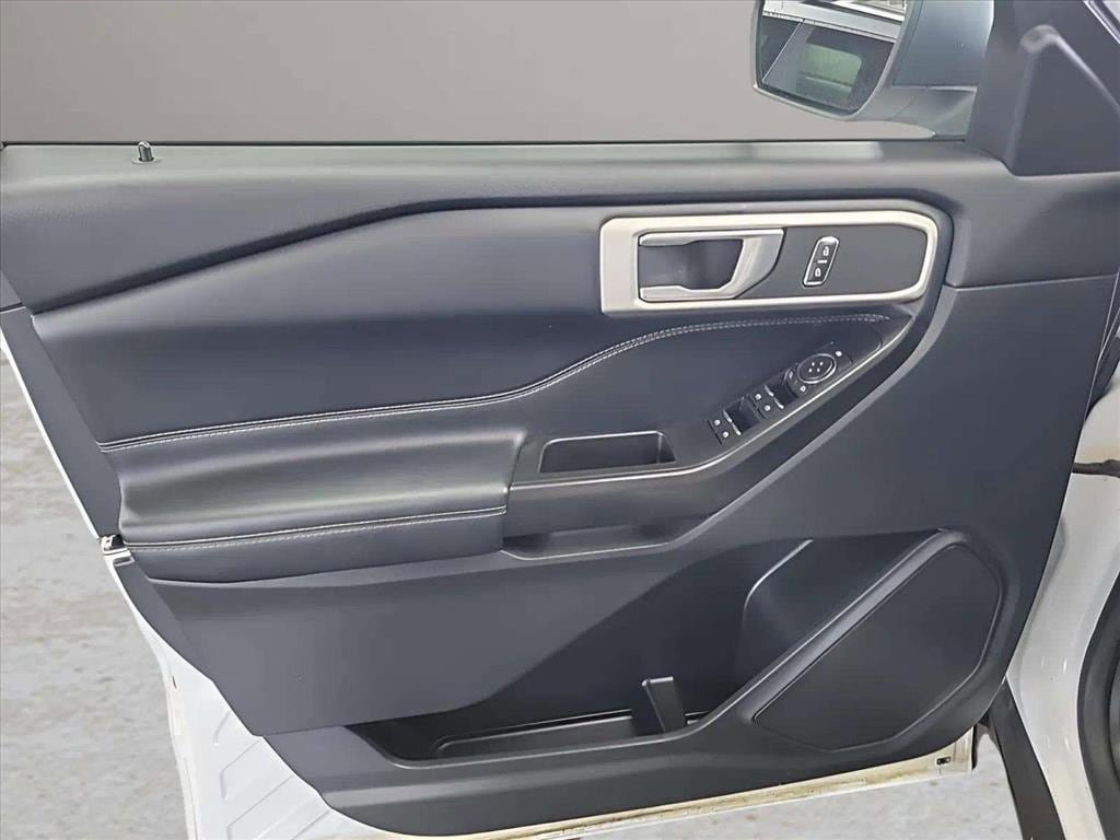 Used 2020 Ford Explorer XLT w/ Equipment Group 202A AWD/4WD image 17
