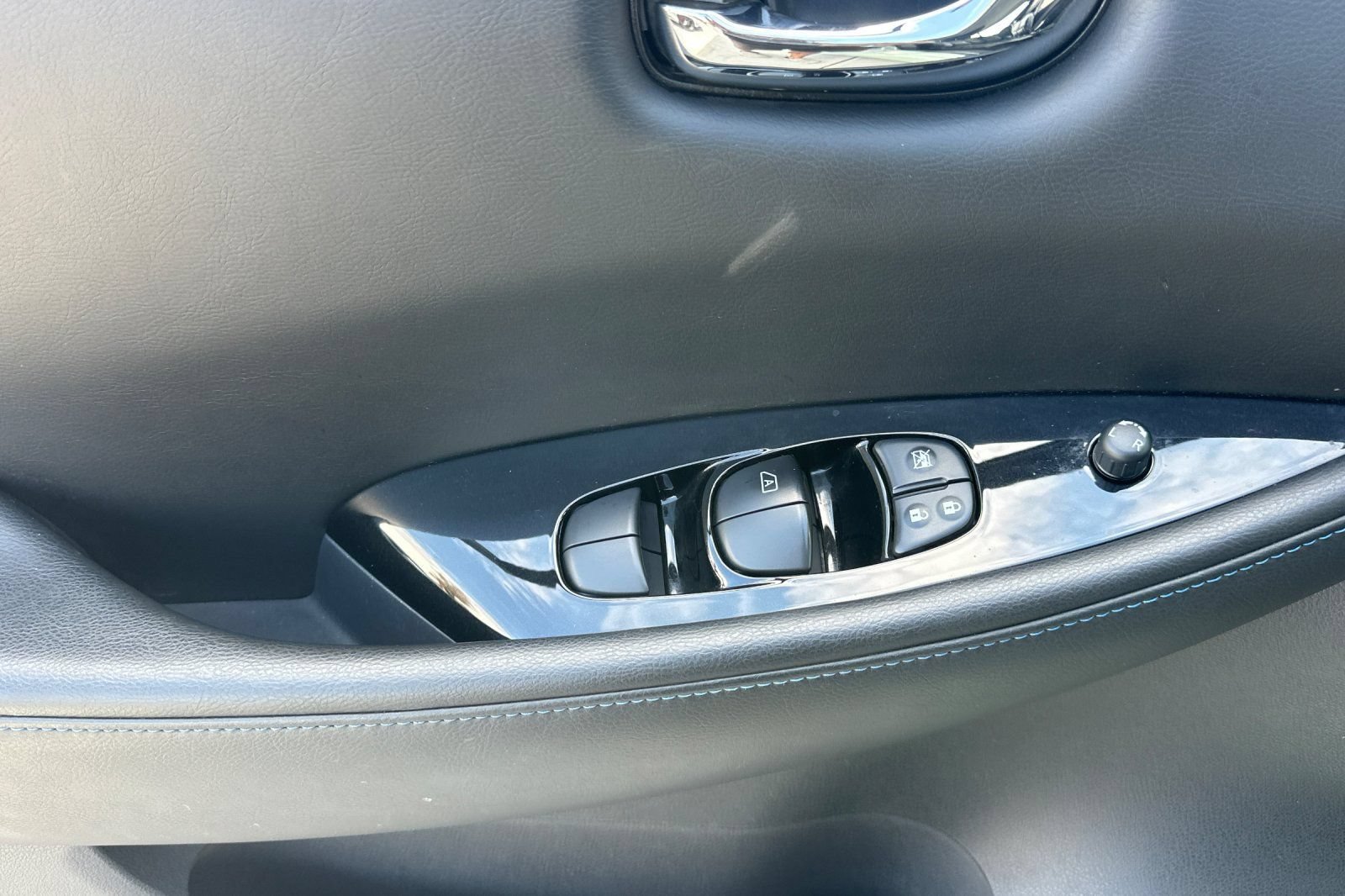 Used 2018 Nissan Leaf SL w/ SL Technology Package FWD image 12