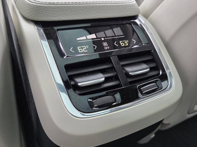 Used 2016 Volvo XC90 T6 Momentum w/ Momentum Plus Package AWD/4WD image 16