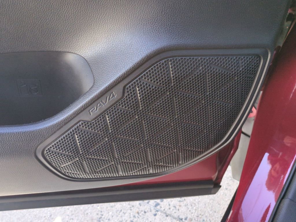 Used 2021 Toyota RAV4 LE image 15