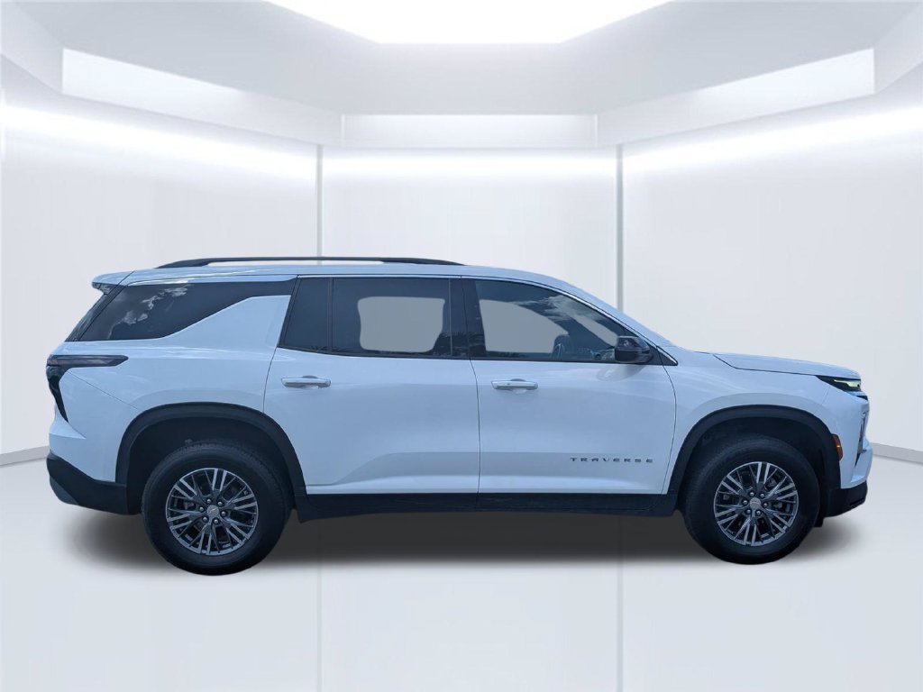 Used 2025 Chevrolet Traverse LT FWD image 7