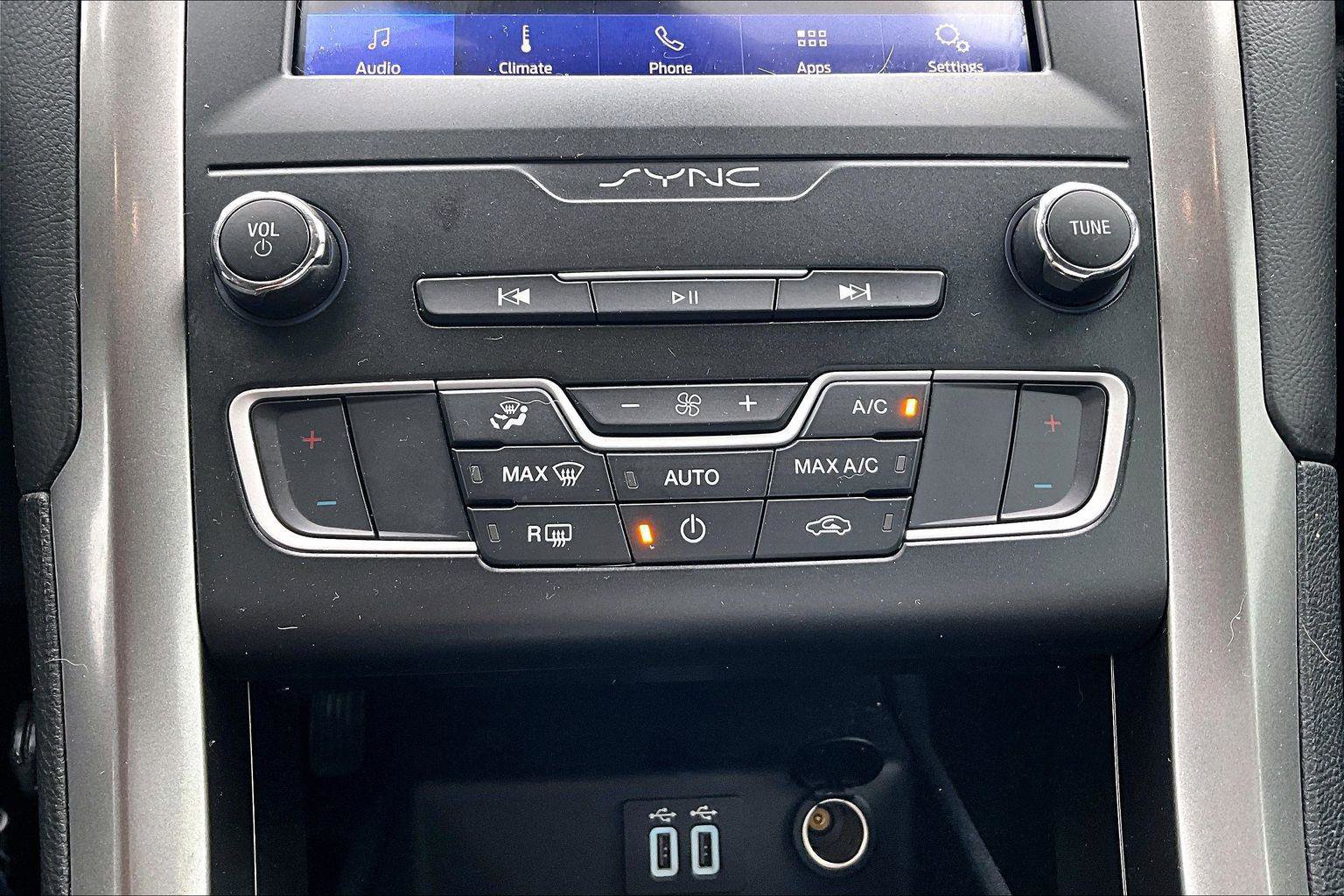 Used 2020 Ford Fusion SE image 28