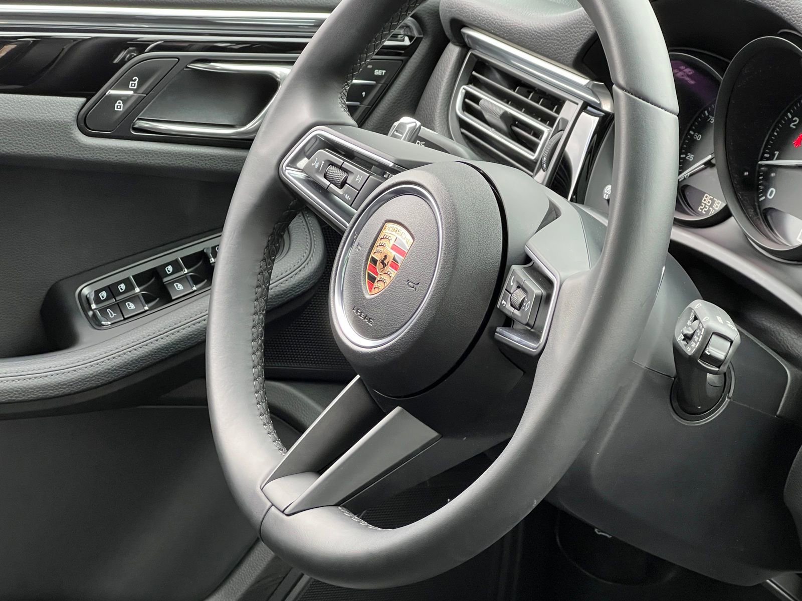 Certified 2025 Porsche Macan image 32