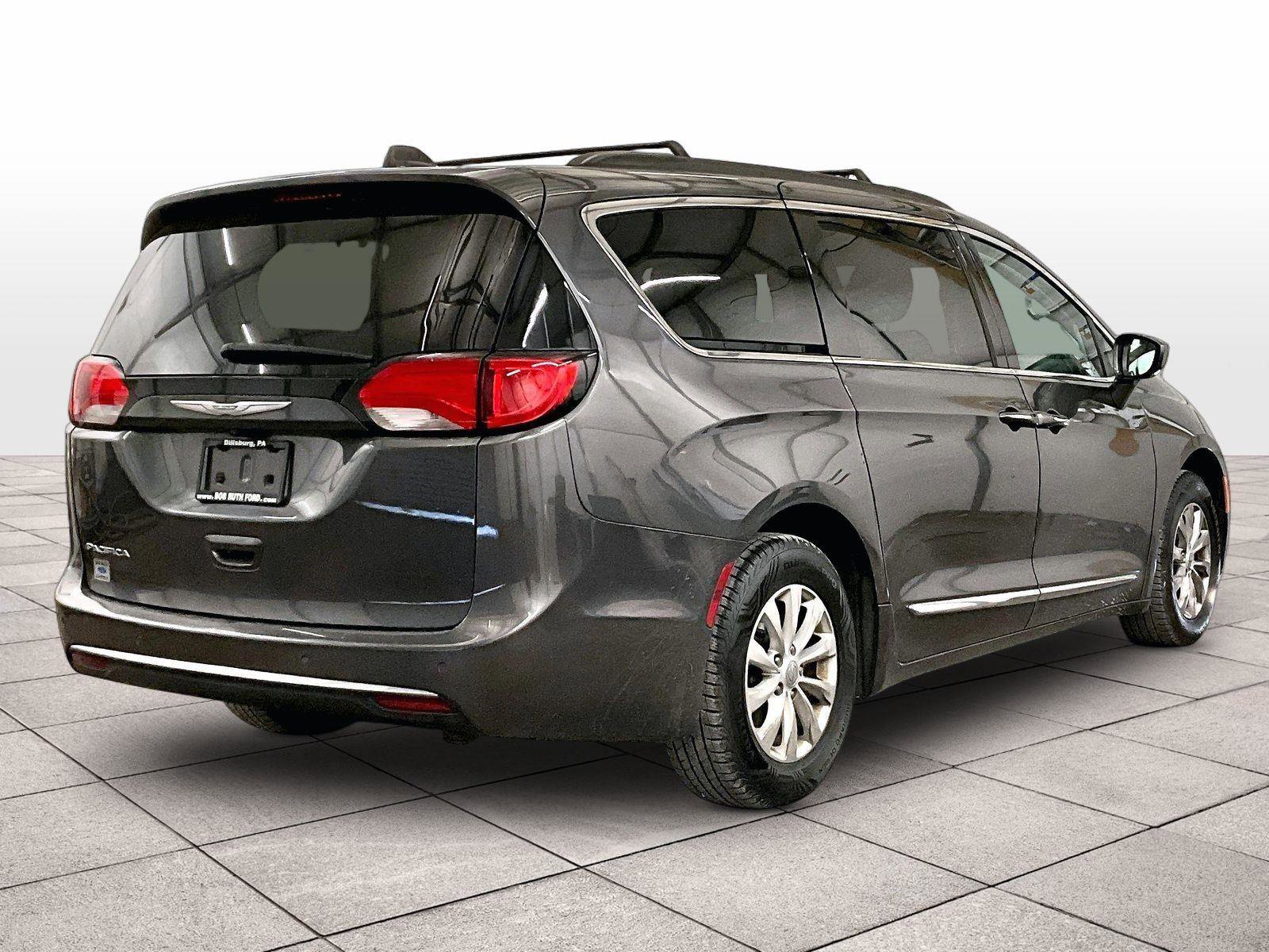Used 2017 Chrysler Pacifica Touring-L w/ 13 Speaker Alpine Sound Group image 11