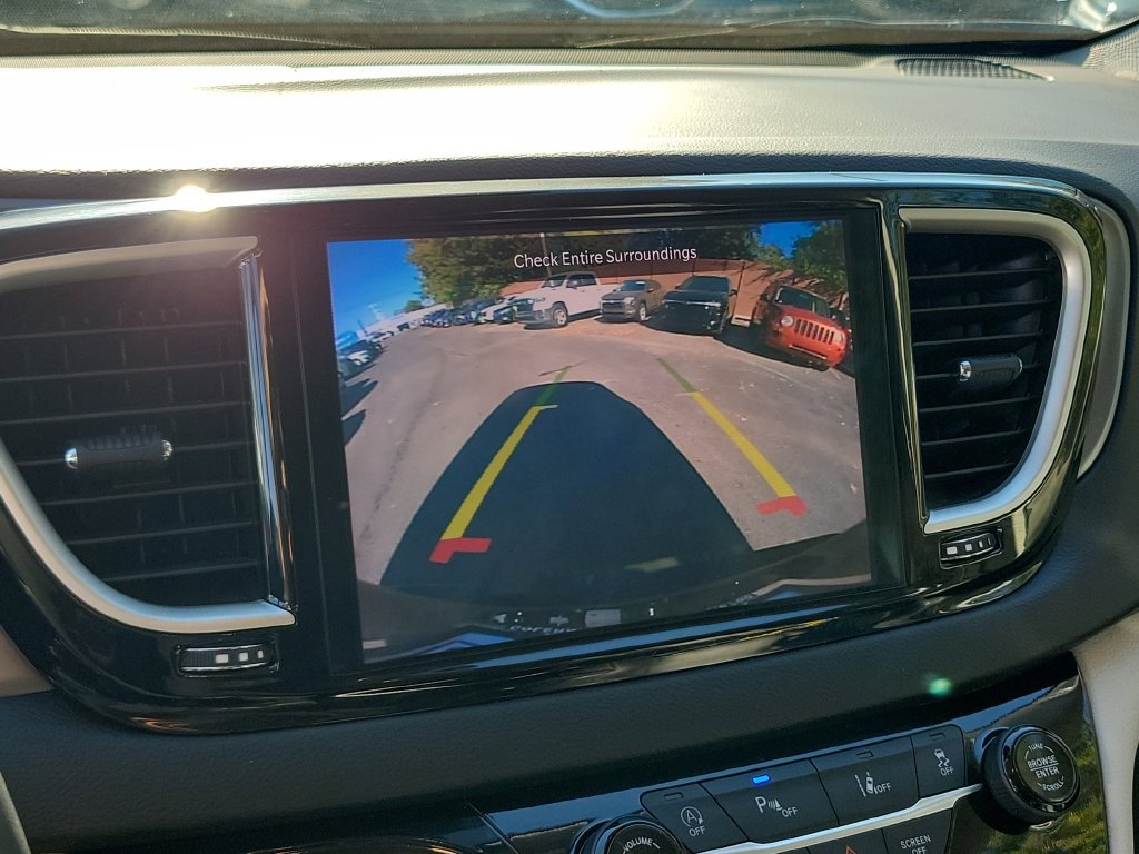 Used 2024 Chrysler Pacifica Touring-L FWD image 32