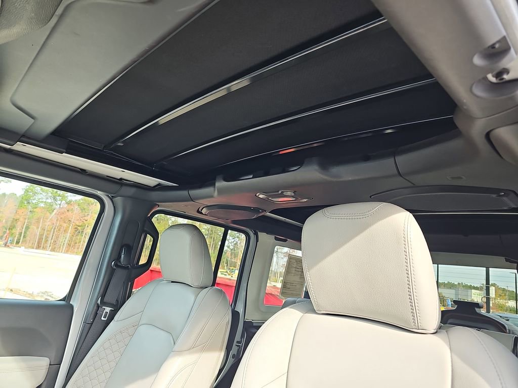 Used 2022 Jeep Wrangler Unlimited Sahara image 35