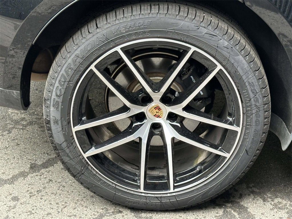 Certified 2025 Porsche Macan image 9