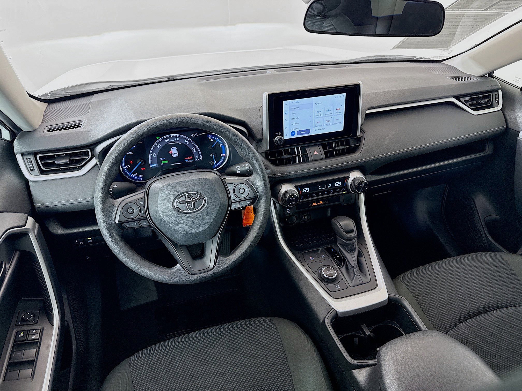 Used 2025 Toyota RAV4 LE AWD/4WD image 21