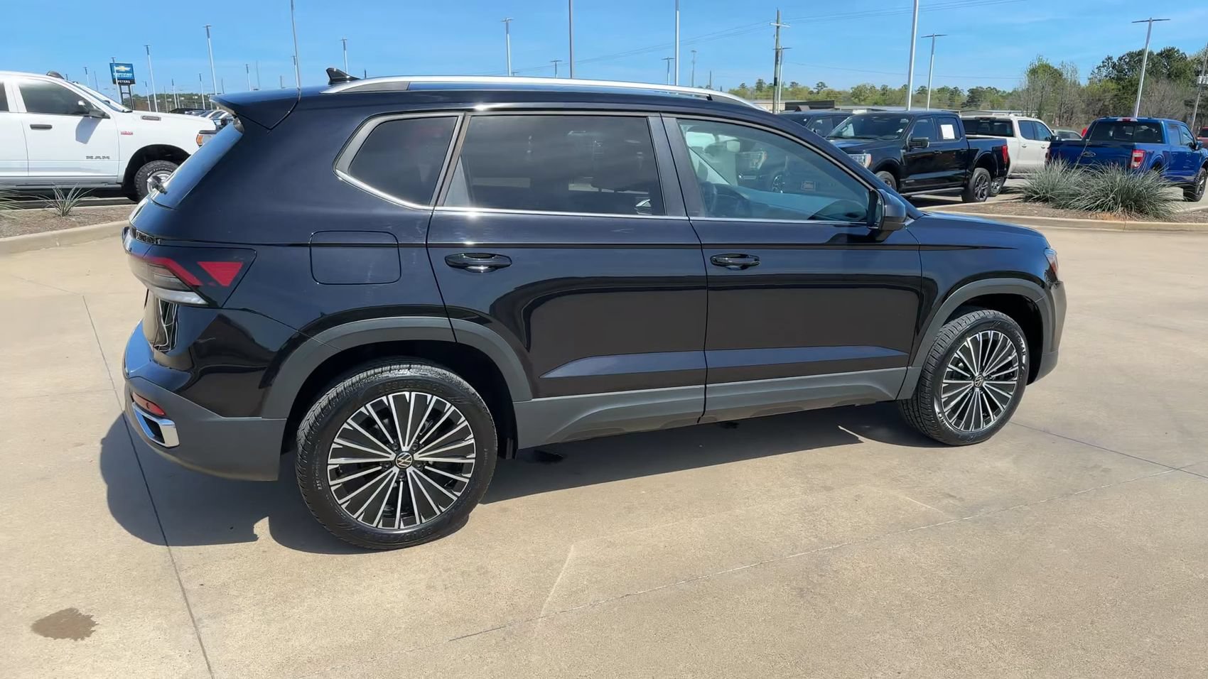 Used 2025 Volkswagen Taos SE FWD image 9