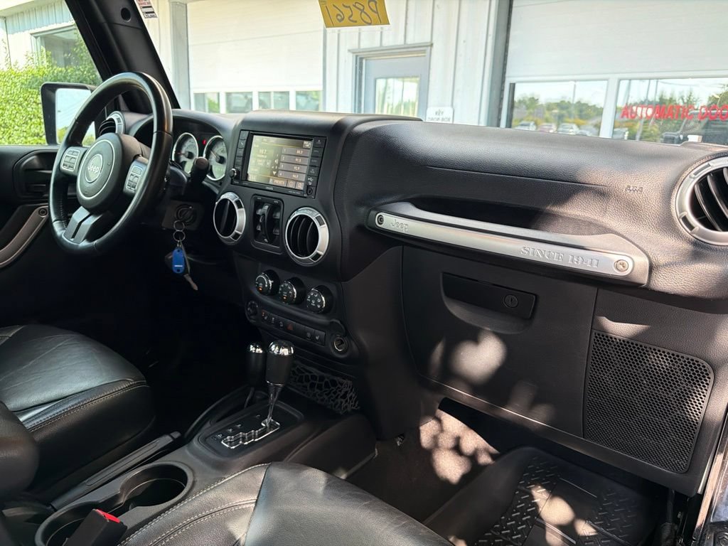Used 2016 Jeep Wrangler Unlimited Rubicon w/ Connectivity Group AWD/4WD image 43